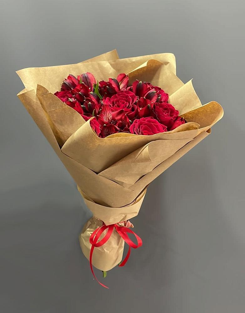 Букет цветов из: Альстромерии и Розы в Вычегодском