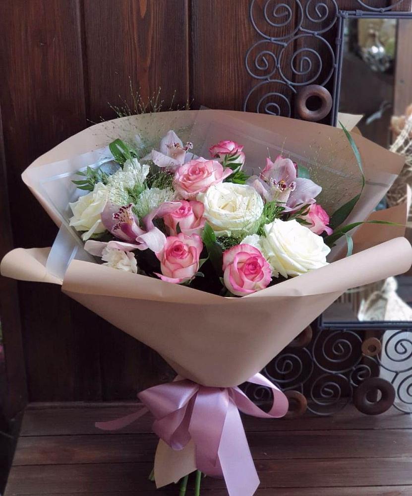 Букет майское утро в Вычегодском Букет цветов из: Гвоздики, Орхидеи, Розы и Хризантемы в Вычегодском