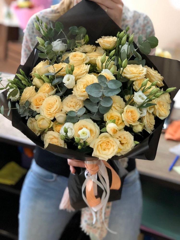 Букет птица счастья в Вычегодском Букет цветов из: Розы и Лизиантусы в Вычегодском