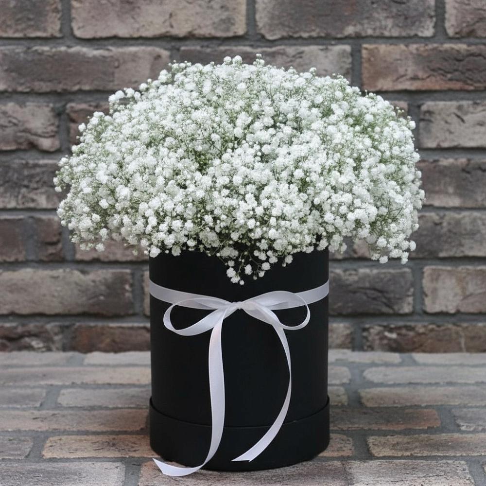 Цветочная композиция из Гипсофила в шляпной коробке в Вычегодском