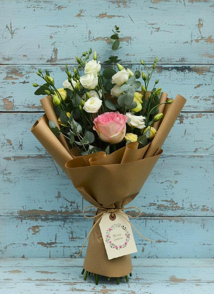 Букет нежный привет в Вычегодском Букет цветов из: Розы и Лизиантусы в Вычегодском