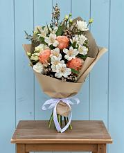 Букет цветов из:  Альстромерии, Лизиантусы, Розы и Хризантемы в Вычегодском
