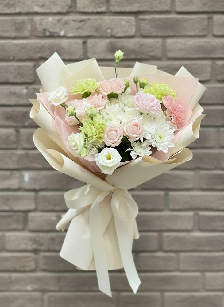 Букет цветов из: Гвоздики, Розы, Лизиантусы и Хризантемы в Вычегодском