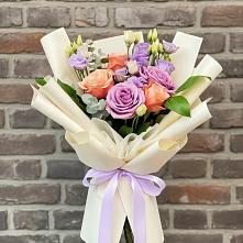 Букет цветов из:  Лизиантусы и Розы в Вычегодском