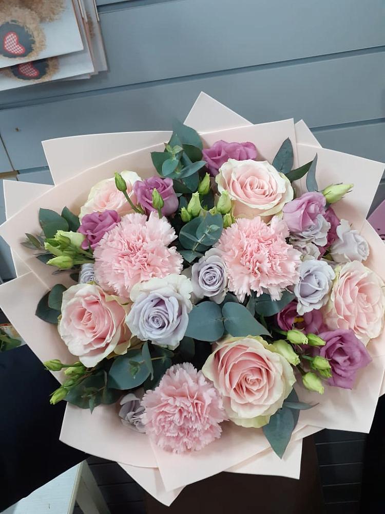 Букет обаятельный в Вычегодском Букет цветов из: Розы, Гвоздики и Лизиантусы в Вычегодском