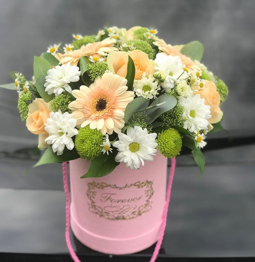 Композиция маленькая прелесть в Вычегодском Цветочная композиция из Розы, Герберы и Хризантемы в шляпной коробке в Вычегодском