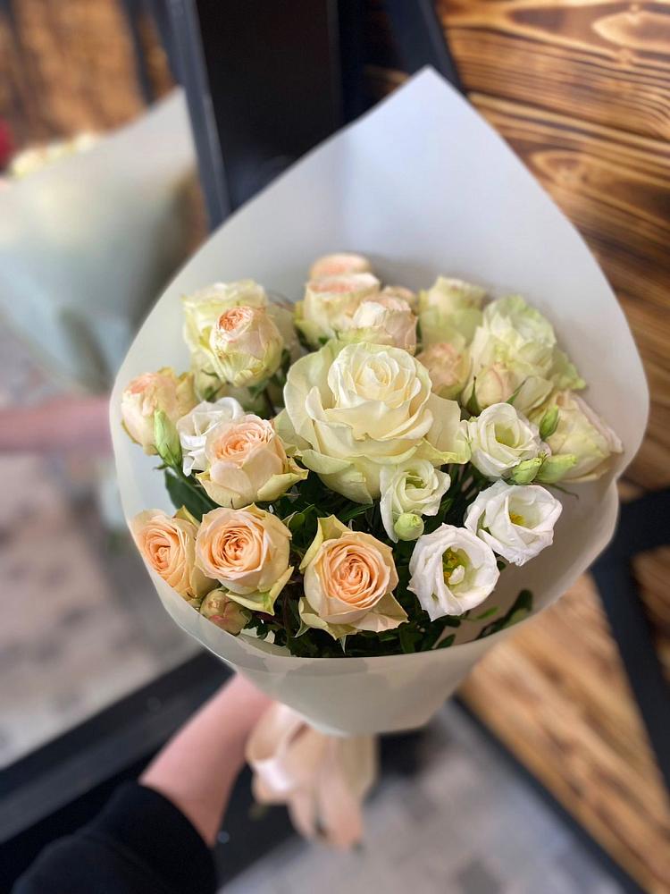 Букет Летний бриз в Вычегодском Букет цветов из: Розы и Лизиантусы в Вычегодском